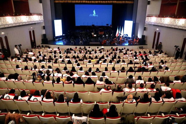 ارکستر ملی ایران به روی صحنه رفت