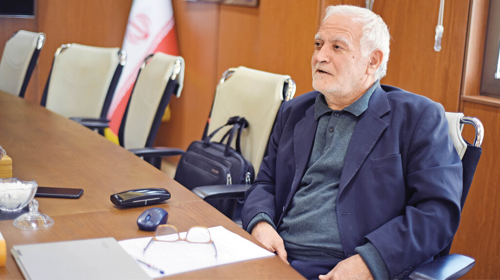 حماسهنگار جبههها | گفتوگو با نصرتالله محمودزاده، جزیره ناشناخته اقیانوس ادبیات پایداری