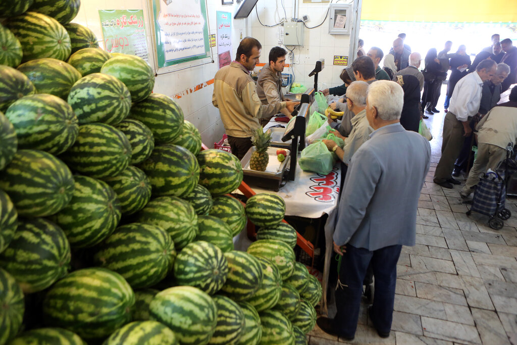 جدیدترین قیمت ها در بازار میوه شب یلدا | هر کیلو انار، خرمالو، نارنگی و هندوانه چند؟
