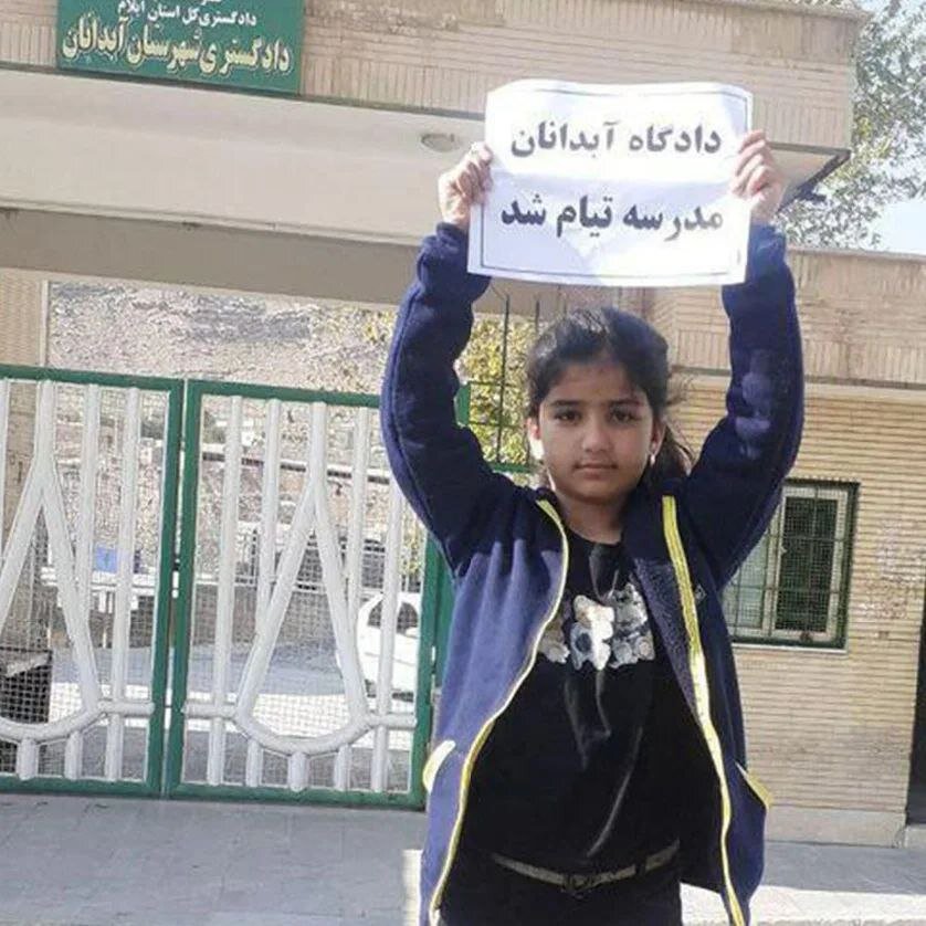 تصاویر ا ماجرای ضرب و شتم دختر شاهمرادی چه بود؟ ؛ جنجالی که تحصن کننده کوچک آبدانانی برپا کرد