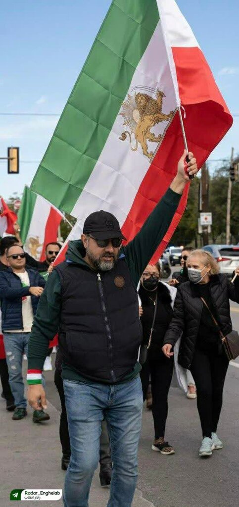 عکس | خیانت برزو ارجمند و احسان کرمی با پرچم شیر و خورشید | برزو ارجمند هم به منوتو پیوست؟