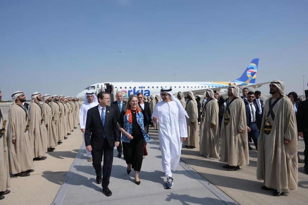 تصاویر | رئیس رژیم صهیونیستی به امارات رفت | استقبال بن زاید از هرتزوگ