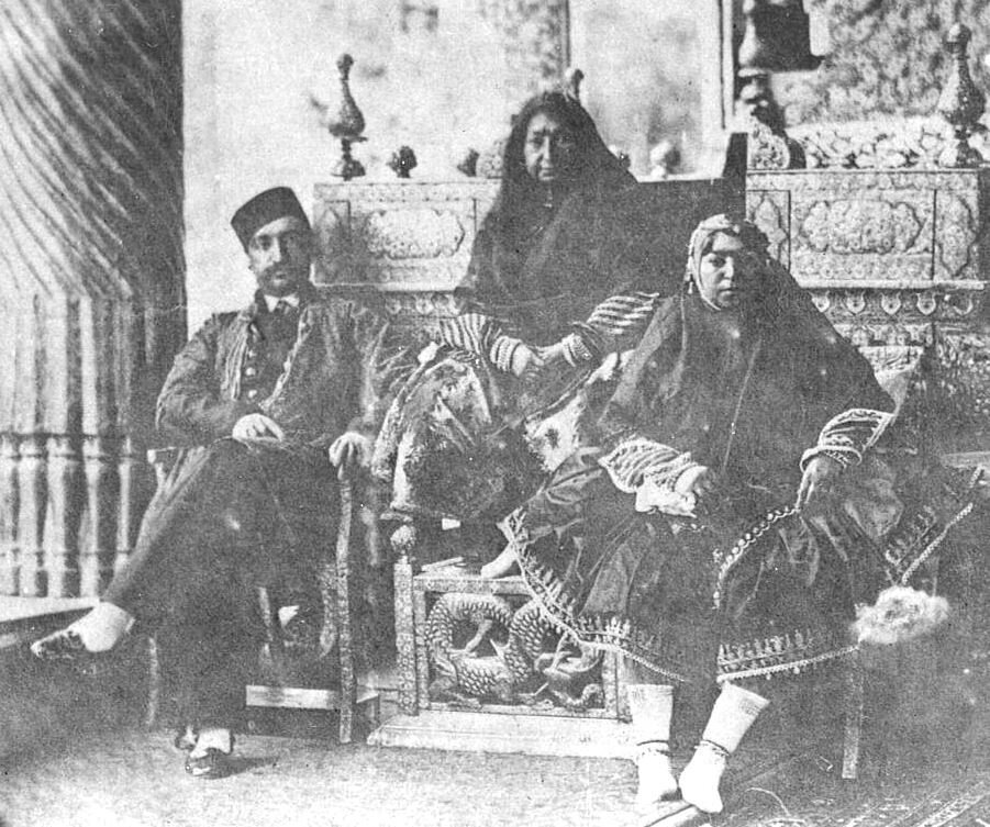 ناصرالدین شاه و مادر و خواهرش