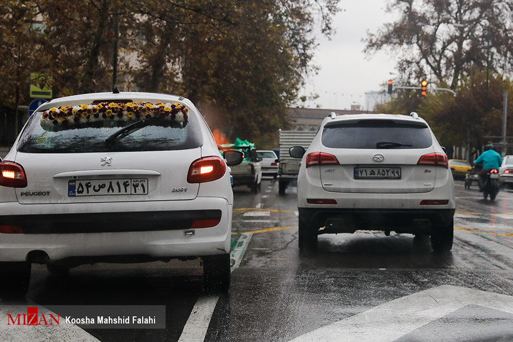 تصاویر ا زیبایی و امید در سردترین روز پاییزی پایتخت؛ از ماشین عروس تا عطر لبو و باقالی ...