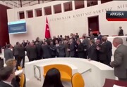ببینید | مشت و لگد در پارلمان ترکیه ؛ سر یک نماینده شکست | انتقال سریع با آمبولانس به بیمارستان