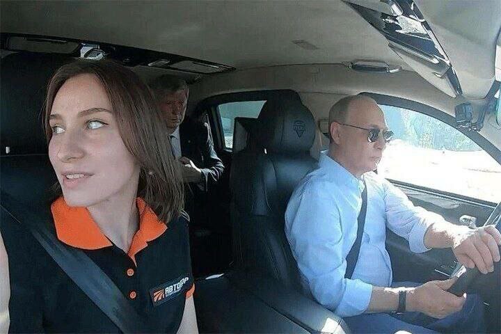 تصاویر دیده نشده از رانندگی پوتین روی پل کریمه با مرسدس بنز ؛رسانههای غربی عکس مرسدس بنز پوتین را سانسور کردند...