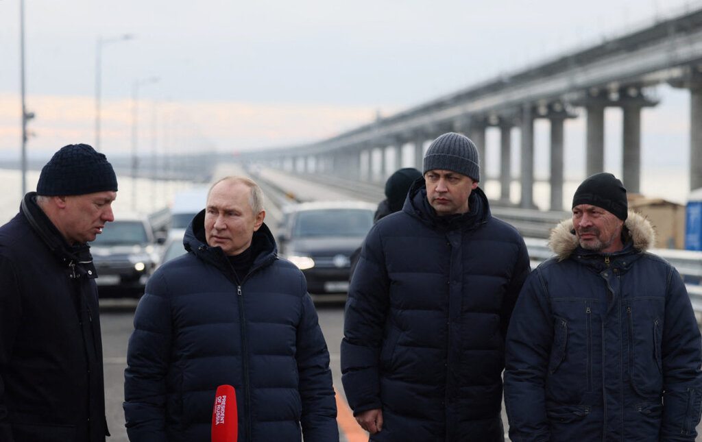 تصاویر دیده نشده از رانندگی پوتین روی پل کریمه با مرسدس بنز ؛رسانه‌های غربی عکس مرسدس بنز پوتین را سانسور کردند...
