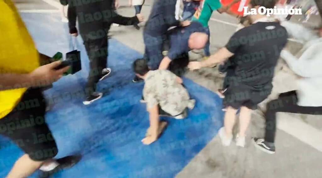 ببینید | فریم به فریم با کتککاری جنجالی در جام جهانی | حمله اسطوره فوتبال به یک فیلمبردار در پایان بازی برزیل و کره