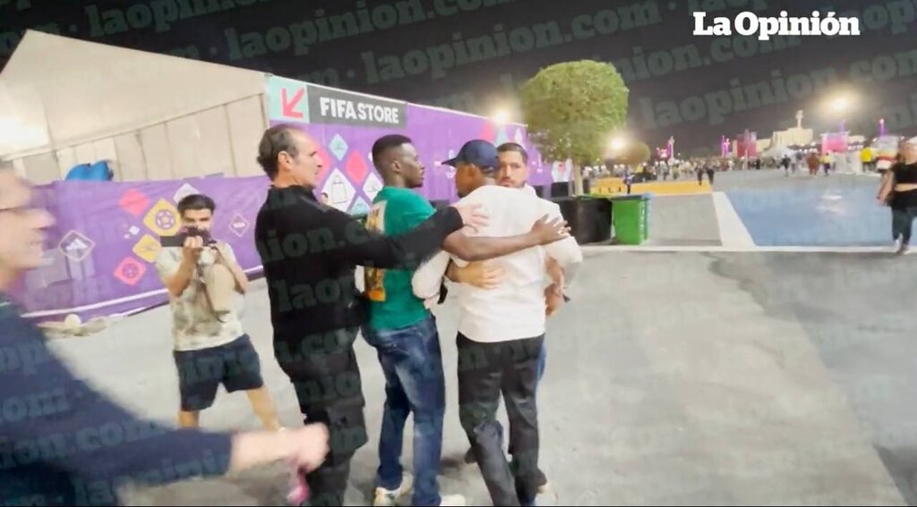 ببینید | فریم به فریم با کتککاری جنجالی در جام جهانی | حمله اسطوره فوتبال به یک فیلمبردار در پایان بازی برزیل و کره