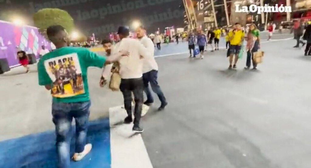 ببینید | فریم به فریم با کتککاری جنجالی در جام جهانی | حمله اسطوره فوتبال به یک فیلمبردار در پایان بازی برزیل و کره