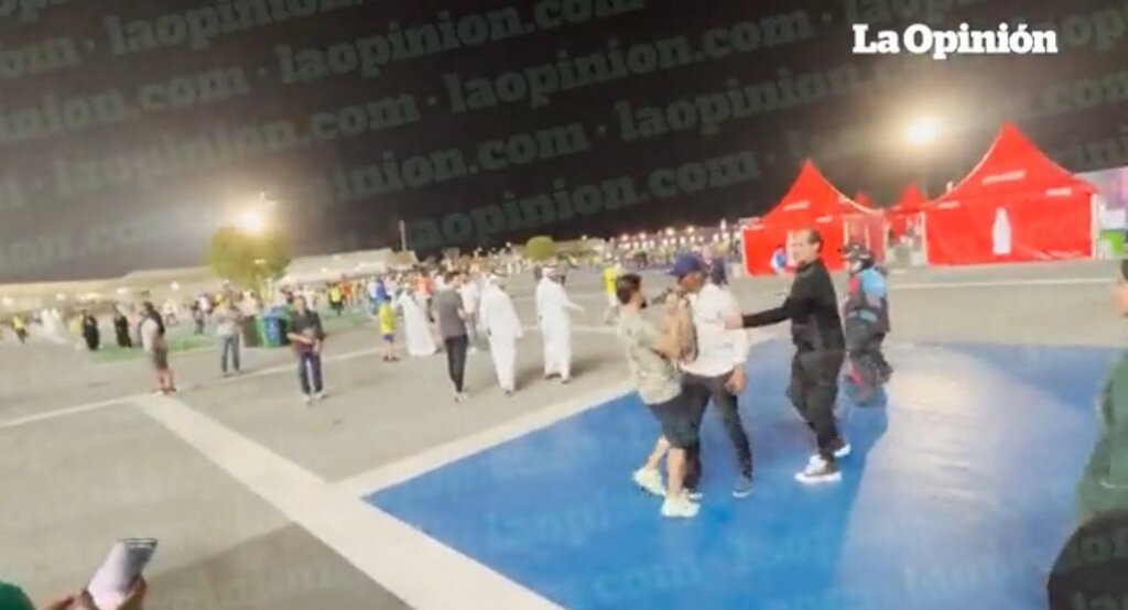 ببینید | فریم به فریم با کتککاری جنجالی در جام جهانی | حمله اسطوره فوتبال به یک فیلمبردار در پایان بازی برزیل و کره