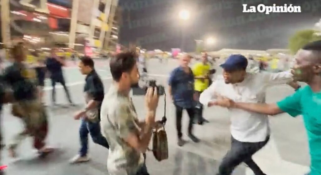 ببینید | فریم به فریم با کتککاری جنجالی در جام جهانی | حمله اسطوره فوتبال به یک فیلمبردار در پایان بازی برزیل و کره