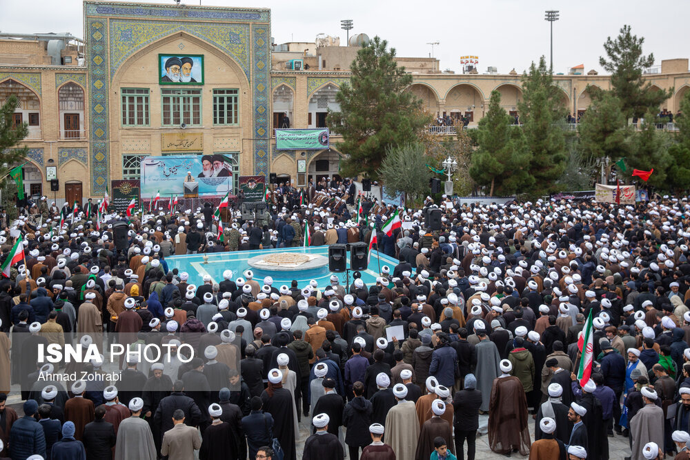 تصاویری از حال و هوای تجمع امروز مدرسه فیضیه قم ا دسته نوشته یک روحانی ؛گشت ارشاد لبیک به قران مجید است