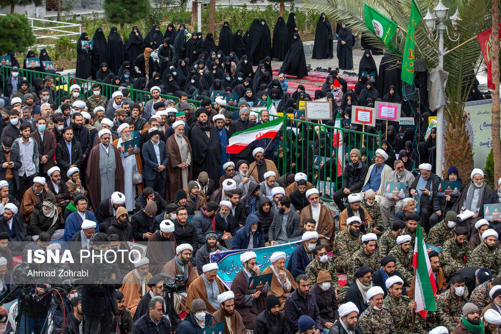 تصاویری از حال و هوای تجمع امروز مدرسه فیضیه قم ا دسته نوشته یک روحانی ؛گشت ارشاد لبیک به قران مجید است