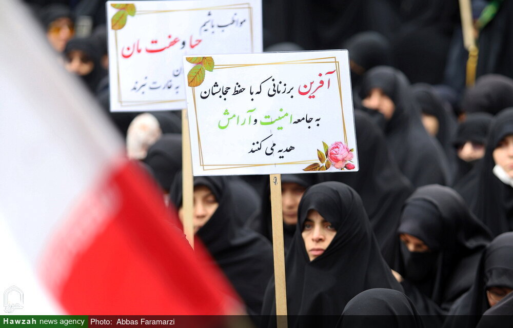 عکس ا زنانی که به تجمع امروز قم رفتند چه شعارهای دادند؟ ا دست نوشته متفاوت زنان در دفاع از حجاب ؛ ما زاده عصر جاهلیت نیستیم ،آفرین بر زنانی که ...