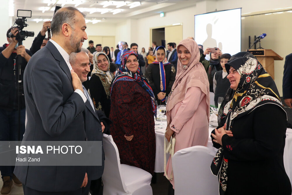 عکس ا ملاقات وزیر امور خارجه با یک دهه نودی در صربستان