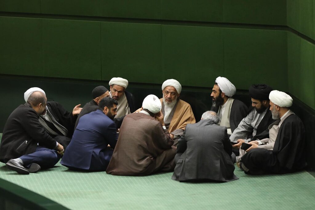 تصاویر ا یک گعده مهم در حاشیه جلسه علنی امروز مجلس ؛ بحث داغ آقا تهرانی و جمعی از نمایندگان در جریان نشست امروز بهارستان