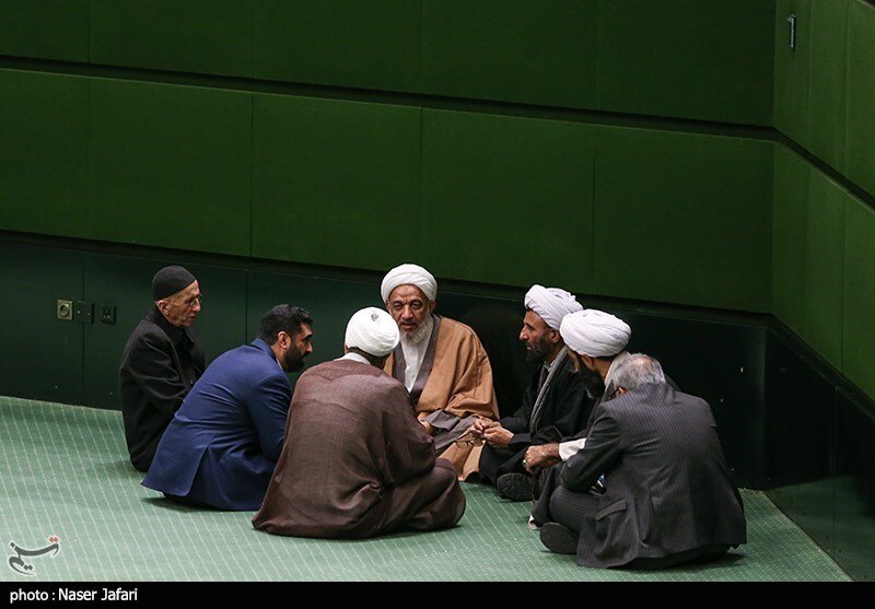تصاویر ا یک گعده مهم در حاشیه جلسه علنی امروز مجلس ؛ بحث داغ آقا تهرانی و جمعی از نمایندگان در جریان نشست امروز بهارستان