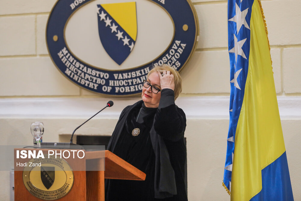 تصاویر | لحظه روسری سر کردن وزیر زن بوسنیایی در کنار امیر عبداللهیان در سارایوو | هدف خانم تورکوویچ چه بود؟