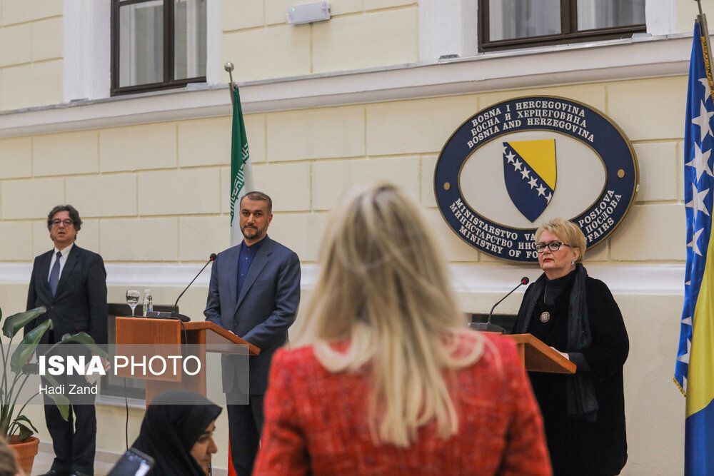 تصاویر | لحظه روسری سر کردن وزیر زن بوسنیایی در کنار امیر عبداللهیان در سارایوو | هدف خانم تورکوویچ چه بود؟