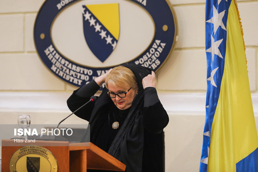 تصاویر | لحظه روسری سر کردن وزیر زن بوسنیایی در کنار امیر عبداللهیان در سارایوو | هدف خانم تورکوویچ چه بود؟