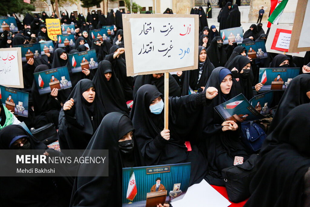 عکس ا چهره مهم تجمع امروز مدرسه فیضیه ؛تجمعی با شعار مرد ،غیرت، اقتدار...