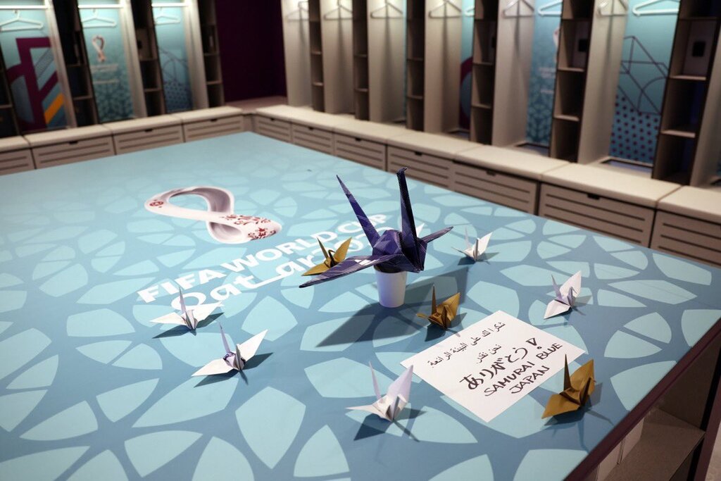 عکس | ژاپن اینگونه قطر را ترک کرد | نه تنها رختکن را تمیز کردند، اوریگامی هم ساختند!