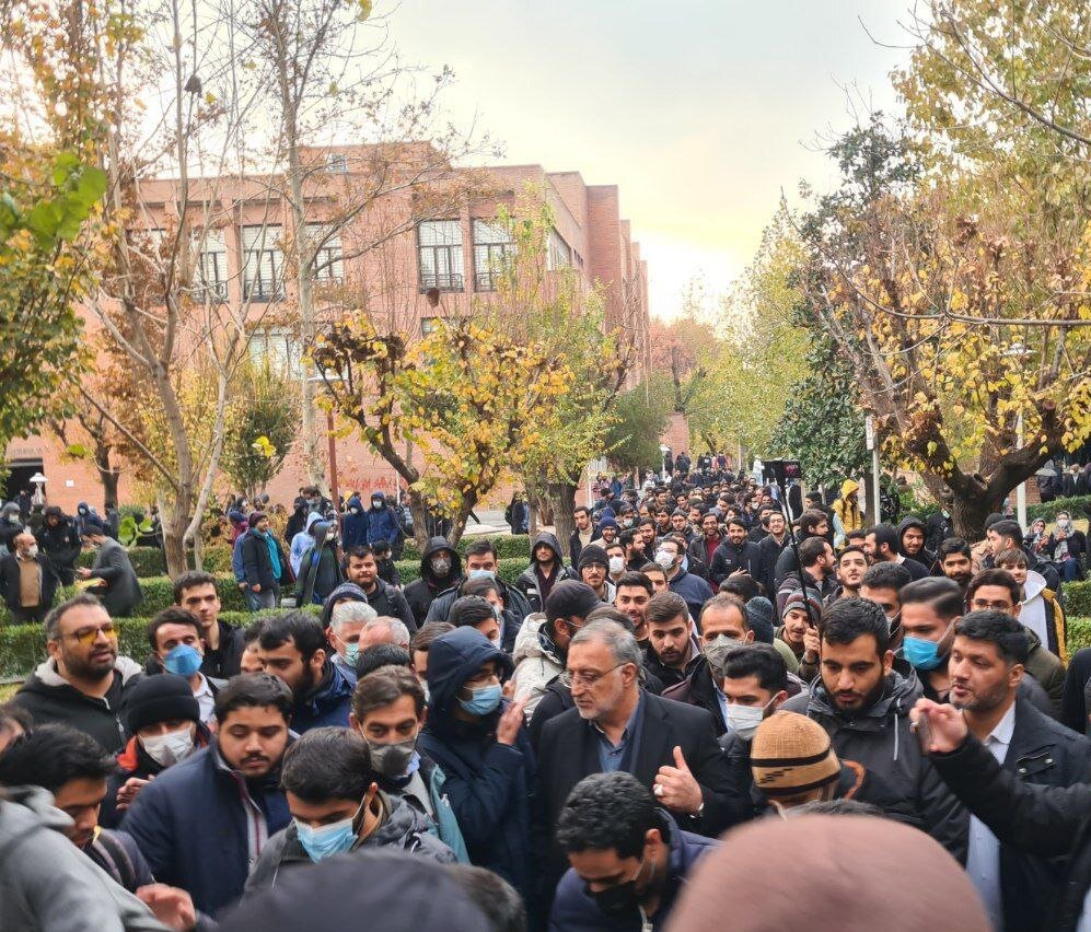 تصاویر | حضور زاکانی در بین دانشجویان معترضی که در محوطه دانشگاه شعار میدادند | سلفی خاص با زکانی پس از نشست خبرساز