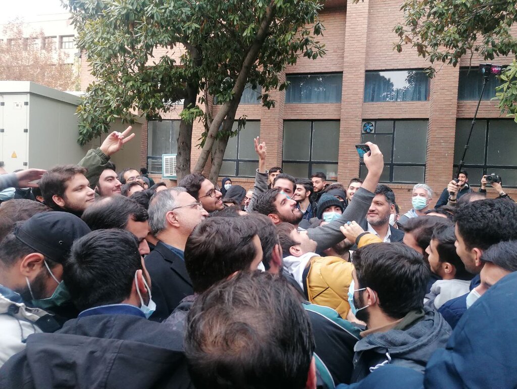 تصاویر | حضور زاکانی در بین دانشجویان معترضی که در محوطه دانشگاه شعار می‌دادند | سلفی خاص با زکانی پس از نشست خبرساز