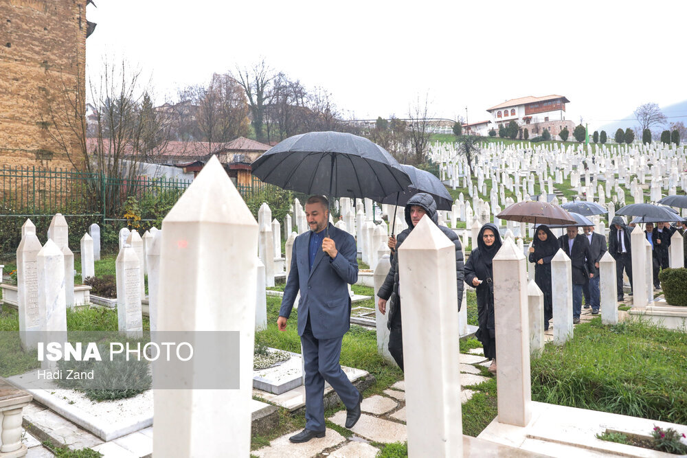 تصاویری متفاوت از امیرعبدالهیان در سفر به بوسنی ؛ از نمازخواندن در مسجد غازی تا ادای احترام به یادمان شهدای بوسنی