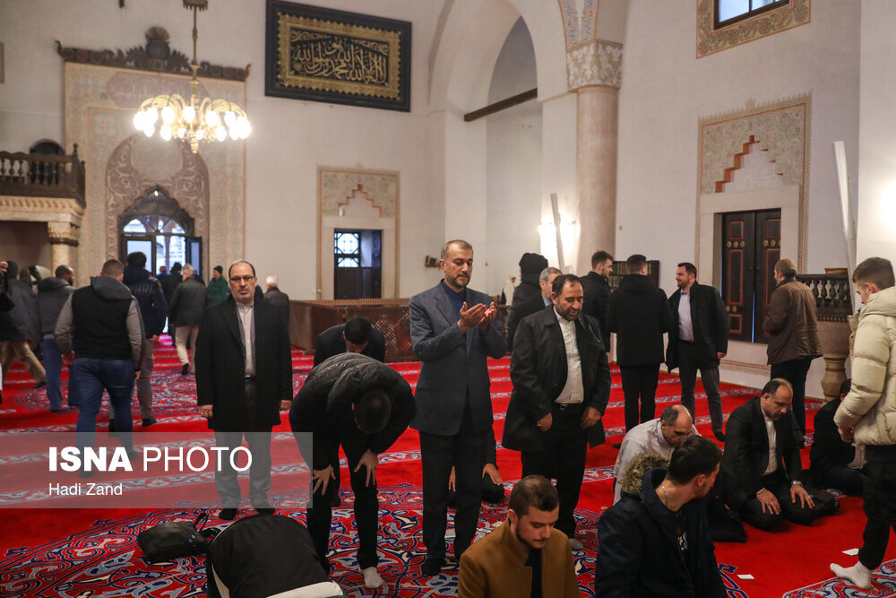 تصاویری متفاوت از امیرعبدالهیان در سفر به بوسنی ؛ از نمازخواندن در مسجد غازی تا ادای احترام به یادمان شهدای بوسنی