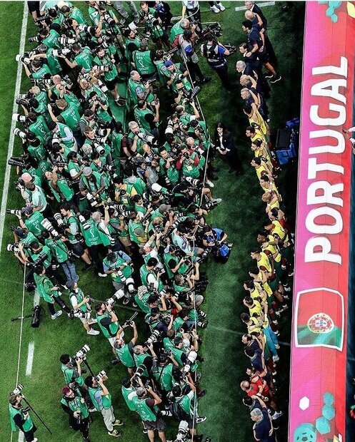 عکس | اتفاق بی نظیر در دنیای فوتبال وسط جام جهانی | فوق ستاره از همه طرف محاصره شد