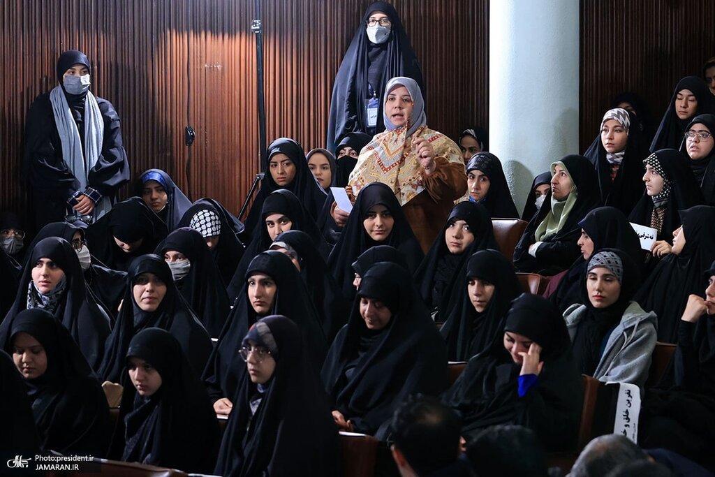 عکس ا نبرد رستم و ضحاک در دیدار رئیسی با دانشجویان ؛دانشجویانی که پای صحبت رئیس جمهور نشستند...