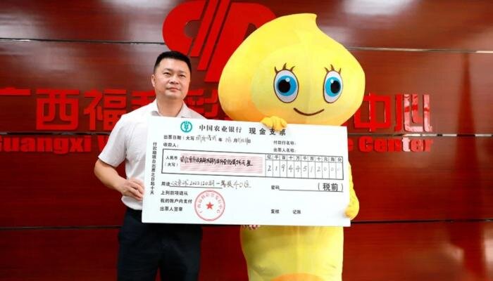 عکس | برنده جایزه ۳۰ میلیون دلاری بخت آزمایی با لباس عروسک جلوی دوربین رفت!