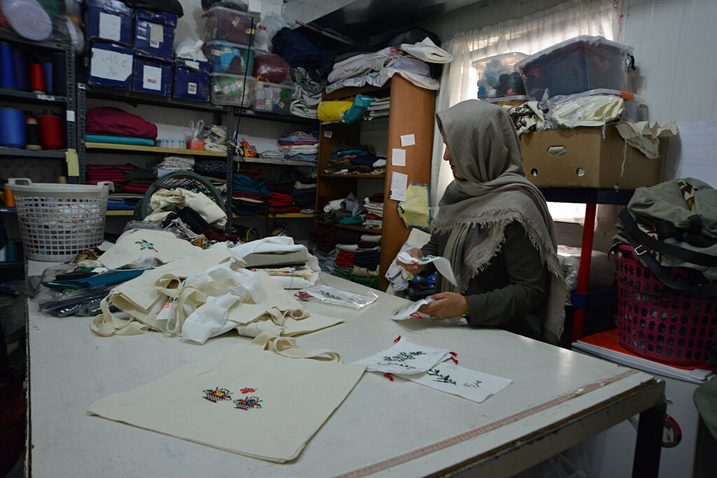 اشتغالزایی برای بانوان فرحزاد با پاکتهای پارچهای | کار در منزل با دورریزها