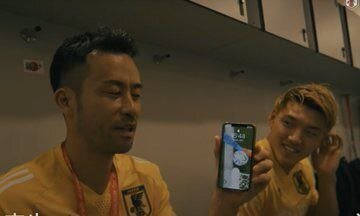 عکس | جنجالی ترین صحنه جام جهانی بک‌گراند موبایل ستاره فوتبال ژاپن شد