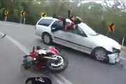 ببینید | لحظه هولناک تصادف موتورسوار با خودرو جلوی چشم پلیس!