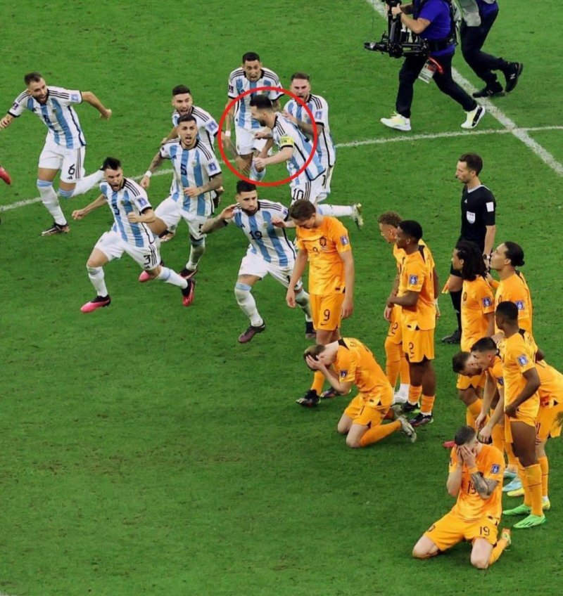 عکس| تصویری ماندگار از مسی؛ لئو همسن کودکانش شد و بزرگی اش را به رخ کشید!