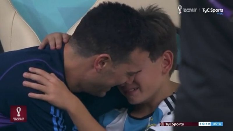 عکس | رمانتیک عاشقانه در جام جهانی شکار شد | تقسیم شادی با فرزند زن دیگر!