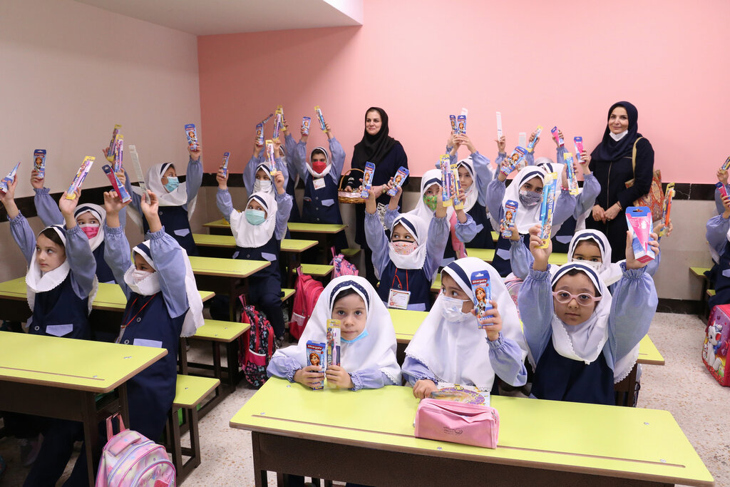 ساخت مدرسه به نیت شهیدان محمدحسین و زینب اسدی لاری در محلههای محروم جنوب تهران | پسر و دختر نخبهای که برای کارهای خیر به والدین خود خط دادند