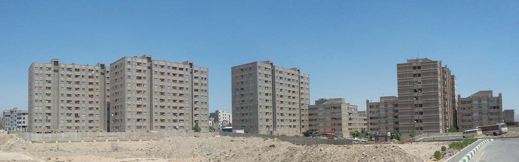 خطر در کمین مجتمعی نوساز در جنوب تهران |  ۷۲۴ واحد مسکونی بدون شبکه فاضلاب و پله اضطراری 