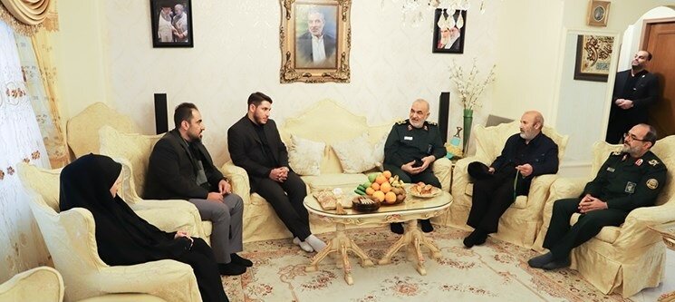 عکس | دیدار فرمانده کل سپاه با خانواده دیپلمات شهید کشورمان در یمن