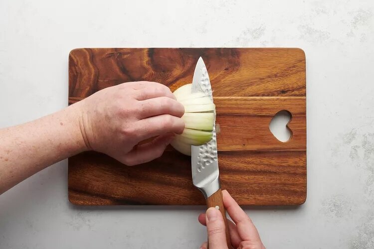 چگونه پیاز را نگینی خرد کنیم | چند ترفند ساده برای خرد کردن پیاز بدون اشک ریختن | پیاز خرد شده را تا چند روز میتوان نگه داشت؟