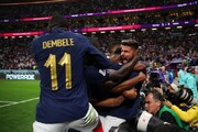 عکس | بدل بهترین بازیکن جهان انتخاب شد | جایزه ویژه بعد از پایان بازی فرانسه - انگلیس در جام جهانی