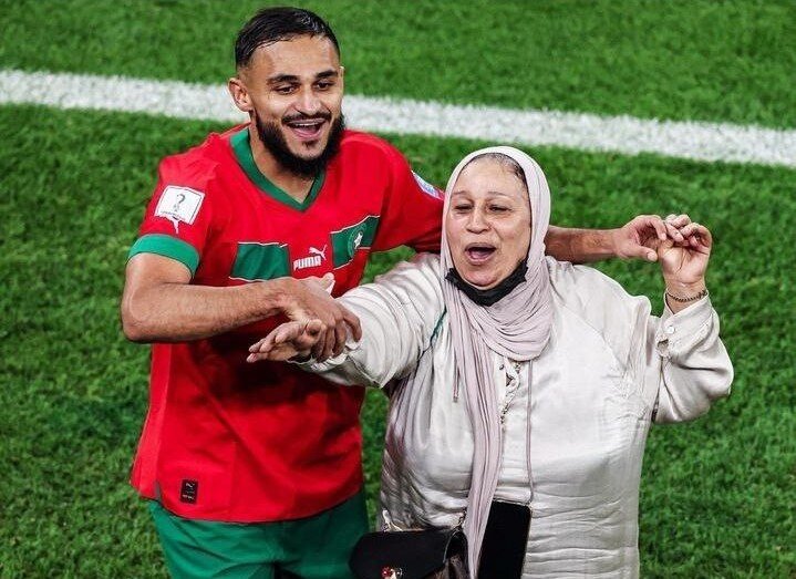 ببینید | رقص مادر و ستاره مراکشی کنار زمین فوتبال | شادی دونفره پس از صعود تاریخی در جام جهانی
