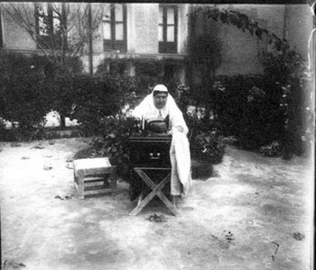 تصویری نایاب از دختر ناصرالدین شاه در حال خیاطی