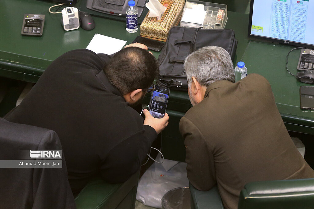 دو عکس متفاوت از نمایندگان در جلسه علنی مجلس
