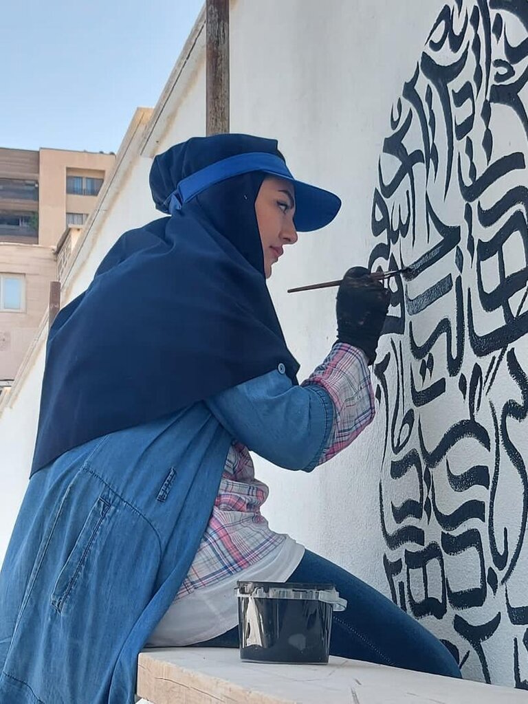 این بانوی هنرمند دیوارهای پایتخت را خط می‌زند