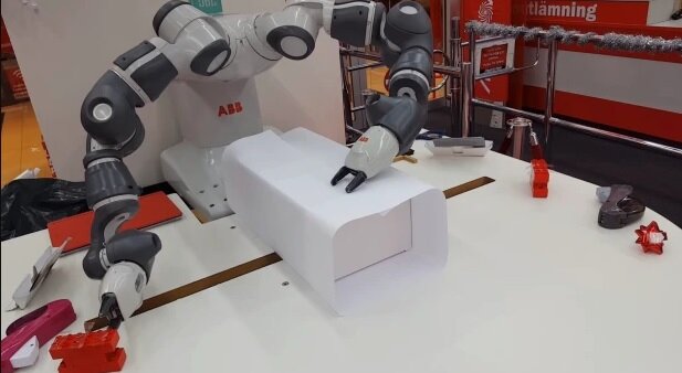 تصاویر | این روبات هدیههای کریسمس را کادو میکند | سرو قهوه و دستبندبافی از قابلیتهای دیگر یومی