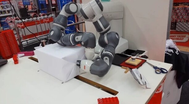 تصاویر | این روبات هدیه‌های کریسمس را کادو می‌کند | سرو قهوه و دستبندبافی از قابلیت‌های دیگر یومی